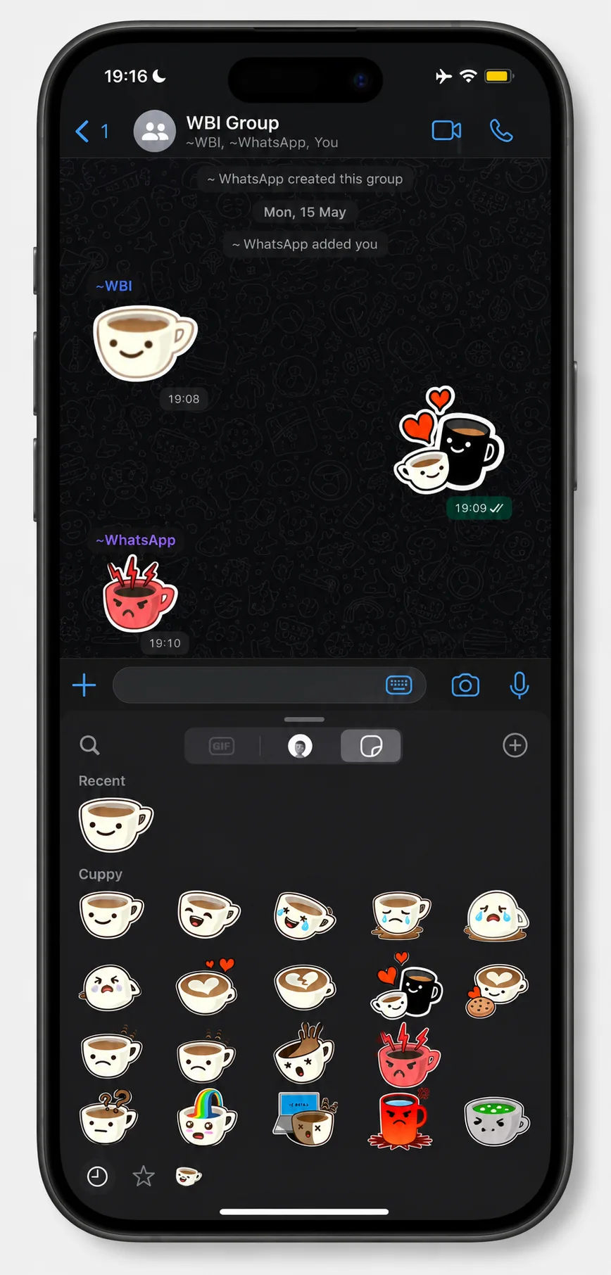 WhatsAppのグループチャットとステッカー一覧に表示されたオリジナルのコーヒーステッカー